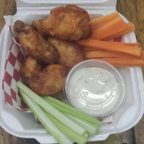 Alitas con Aderezos y Vegetales