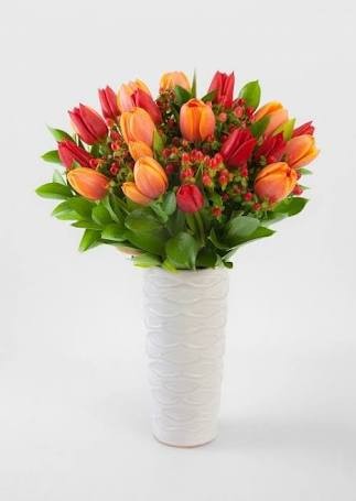 Bouquet de 20 tulipanes con follaje de ruscus e hipérico con florero de cerámica