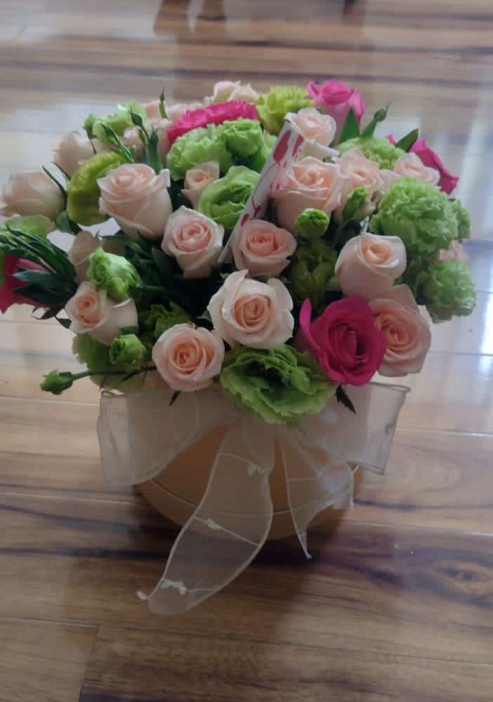 Caja con 50 rosas, follaje fino y liciantus verde y mediano