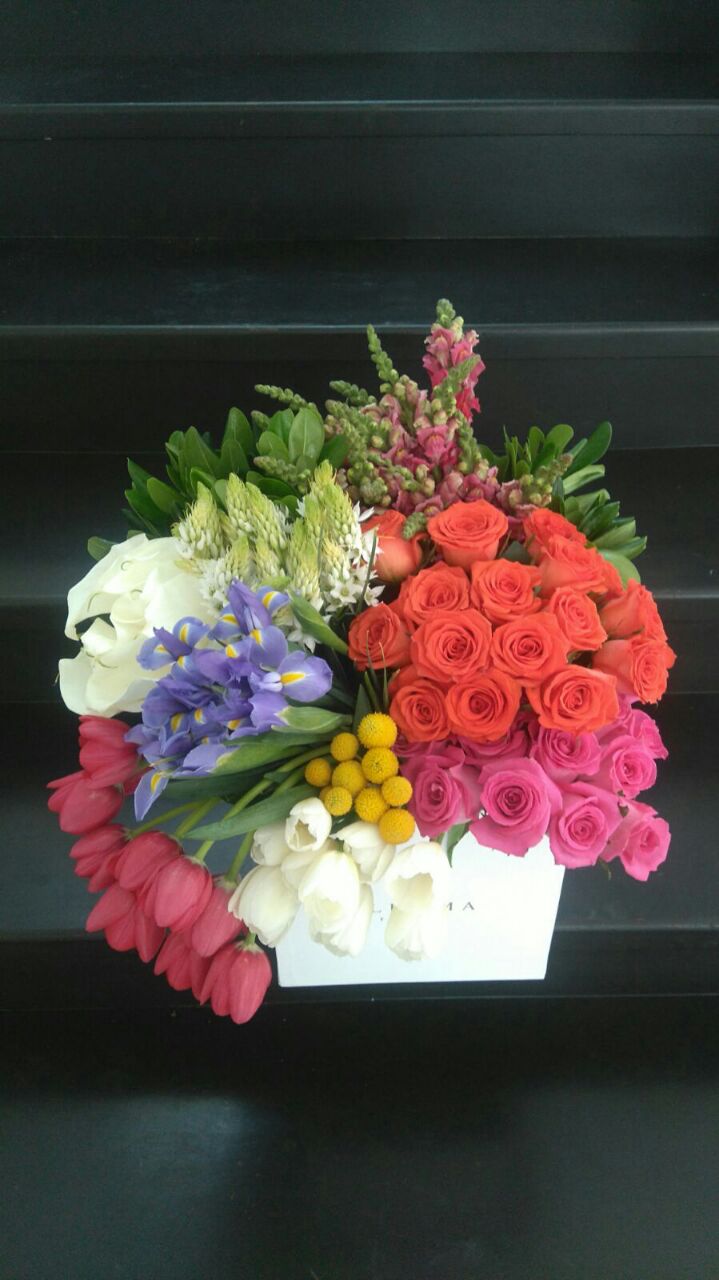 Jardinera grande con rosas, iris, tulipanes, y follaje fino