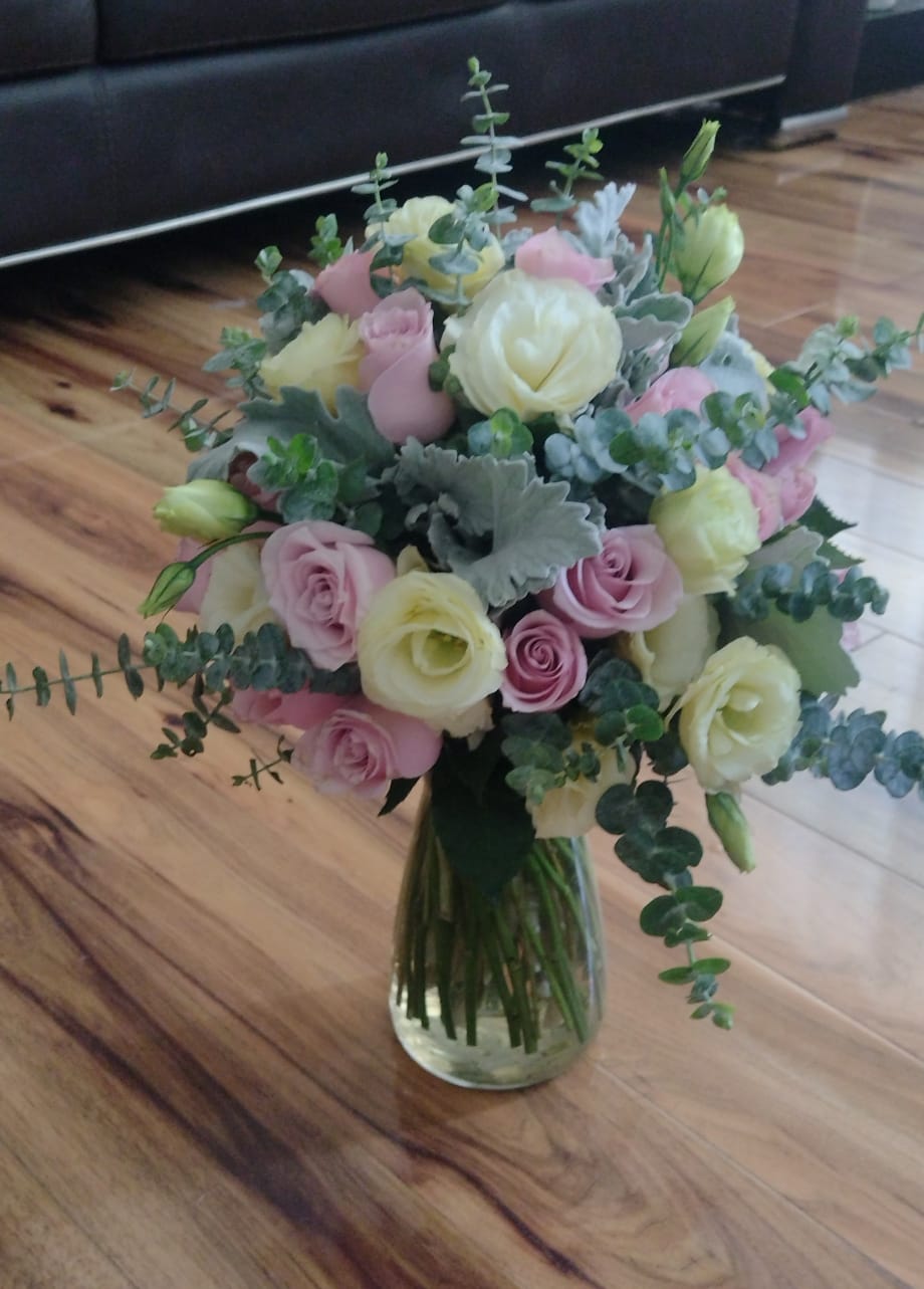 Bouquet con rosas y liciantus y florero de cristal
