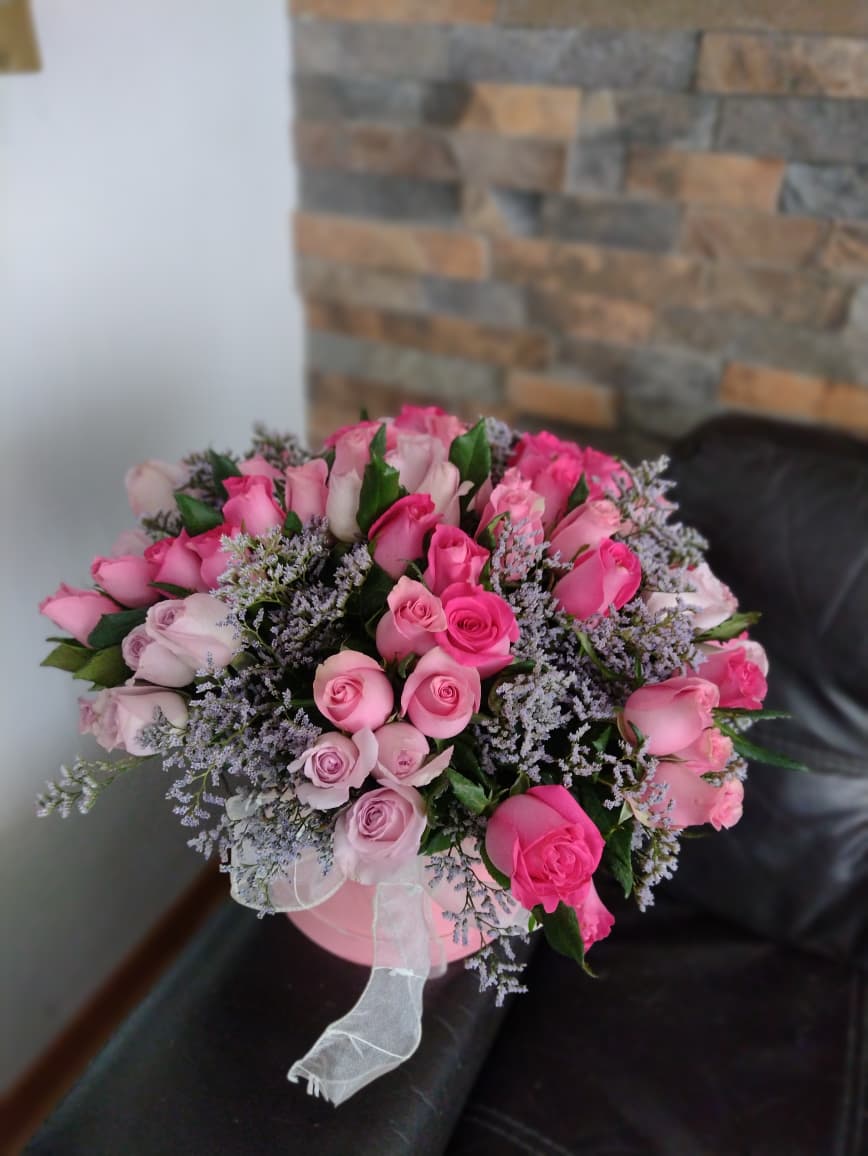 Caja con rosas y limonium grande