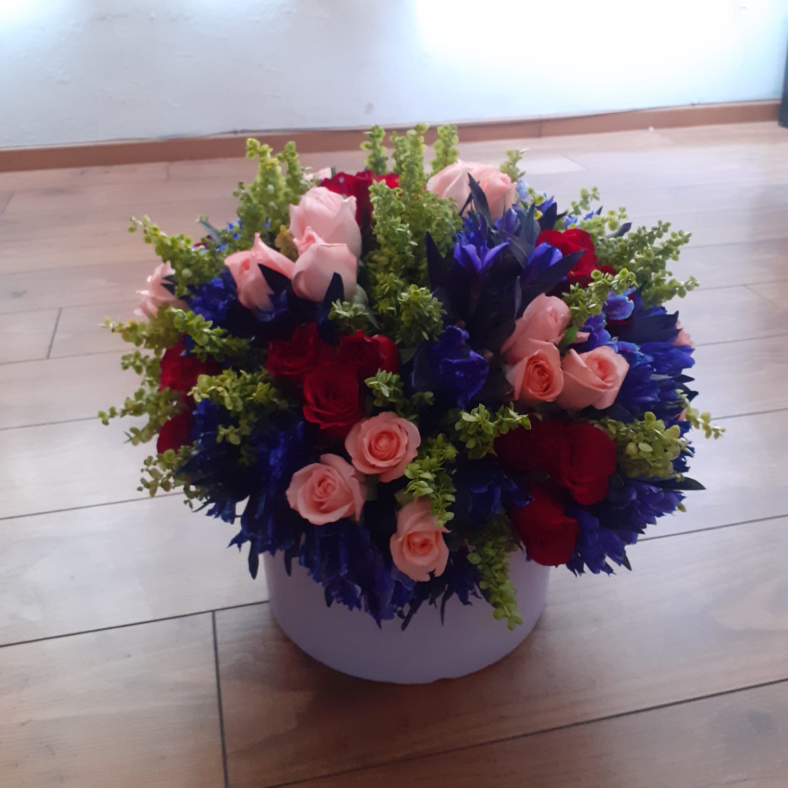 Caja grande con liciantus y rosas