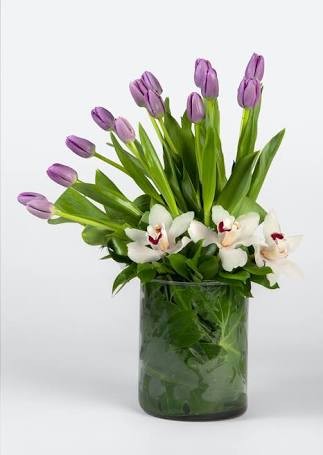 Florero con tulipanes y orquídeas