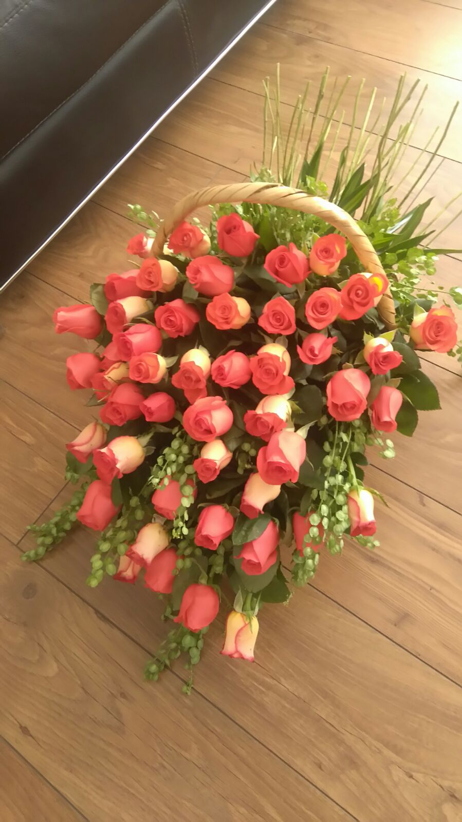 Canasta con 50 rosas y follaje fino