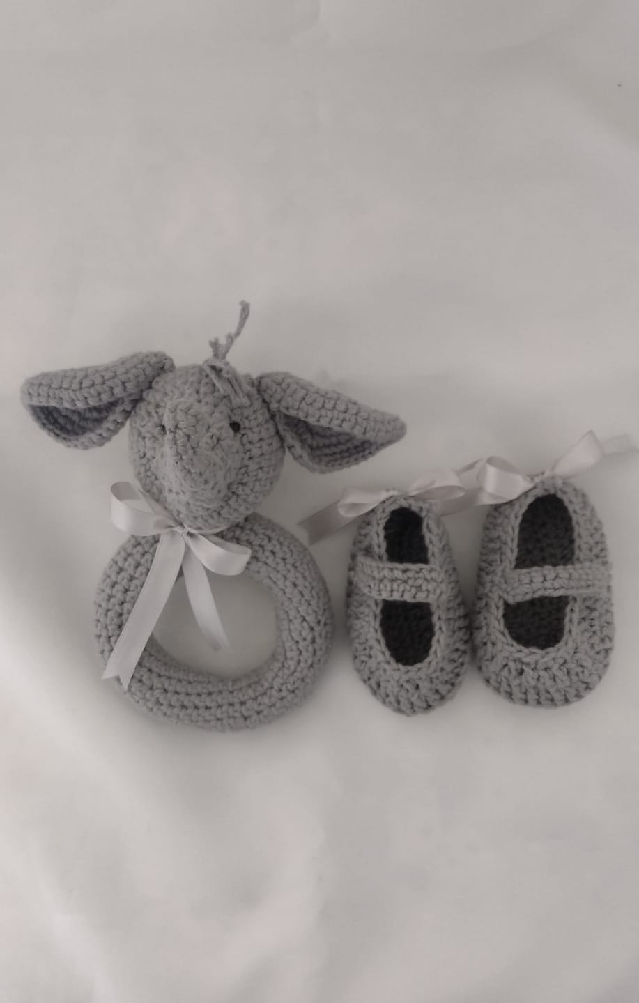 Zapatos con mordedera de elefante en gris crochet