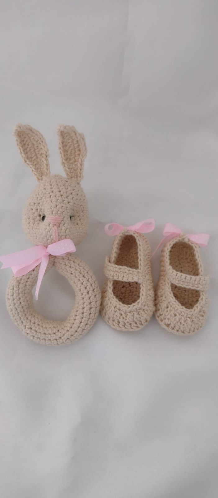 Juego de zapatos con mordedera de conejo en beige crochet