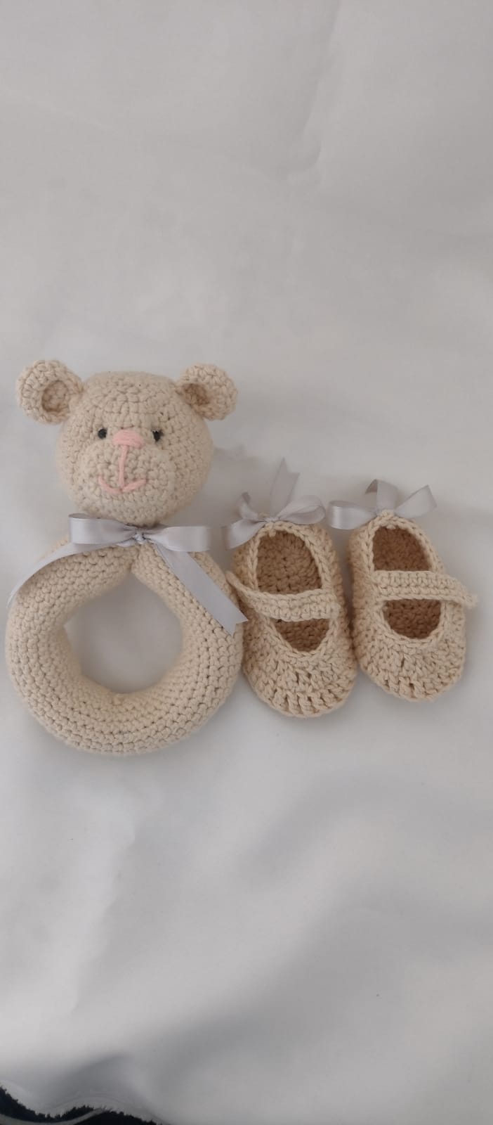 Juego de zapatos con mordedera de osito en crochet.