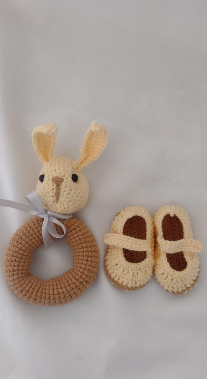 Juego de zapatos con mordedera de conejito combinada en crochet