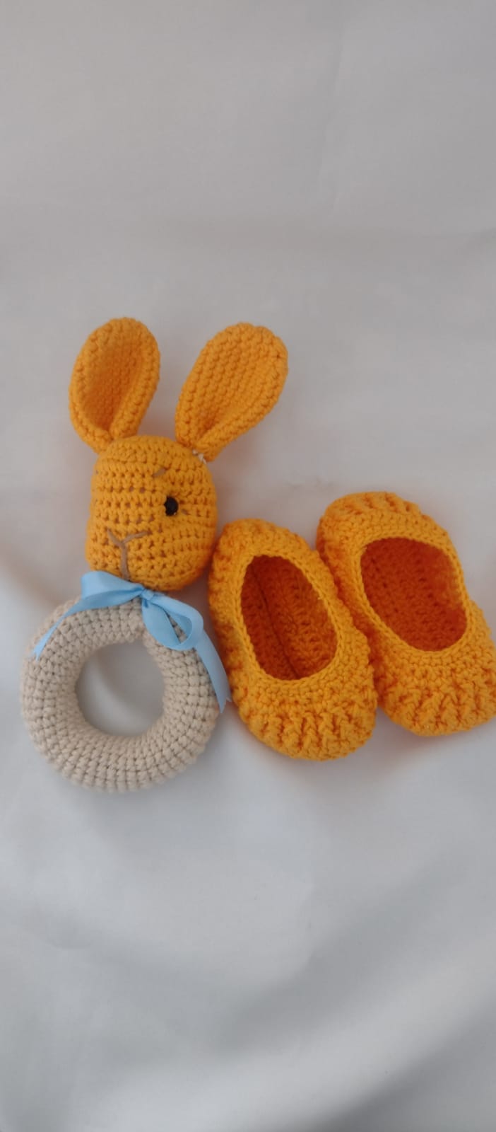 Juego de zapatos con. Mordedera de conejito combinada en crochet