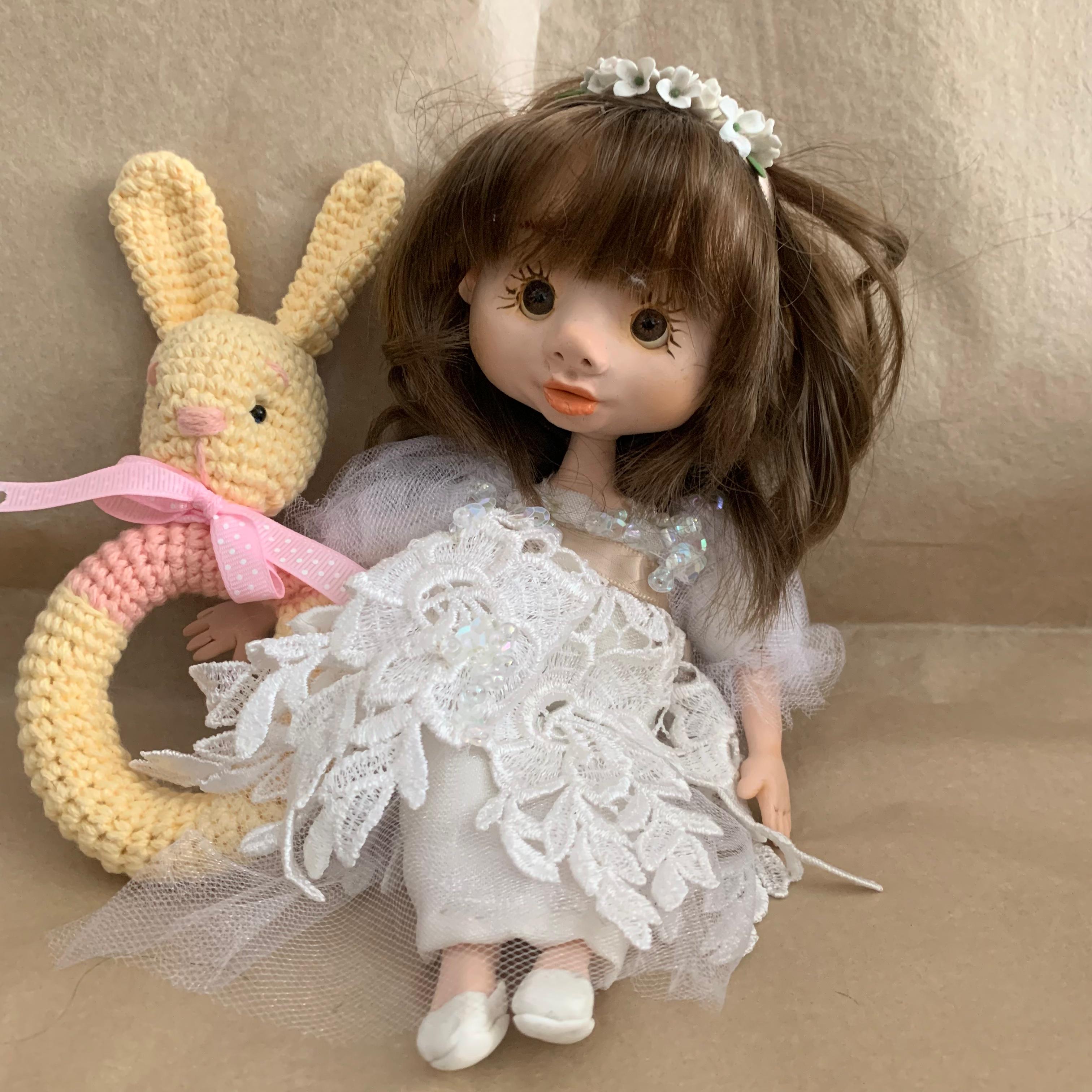 Juego de muñeca de pasta flexible con cuerpo de tela y mordedera de conejo