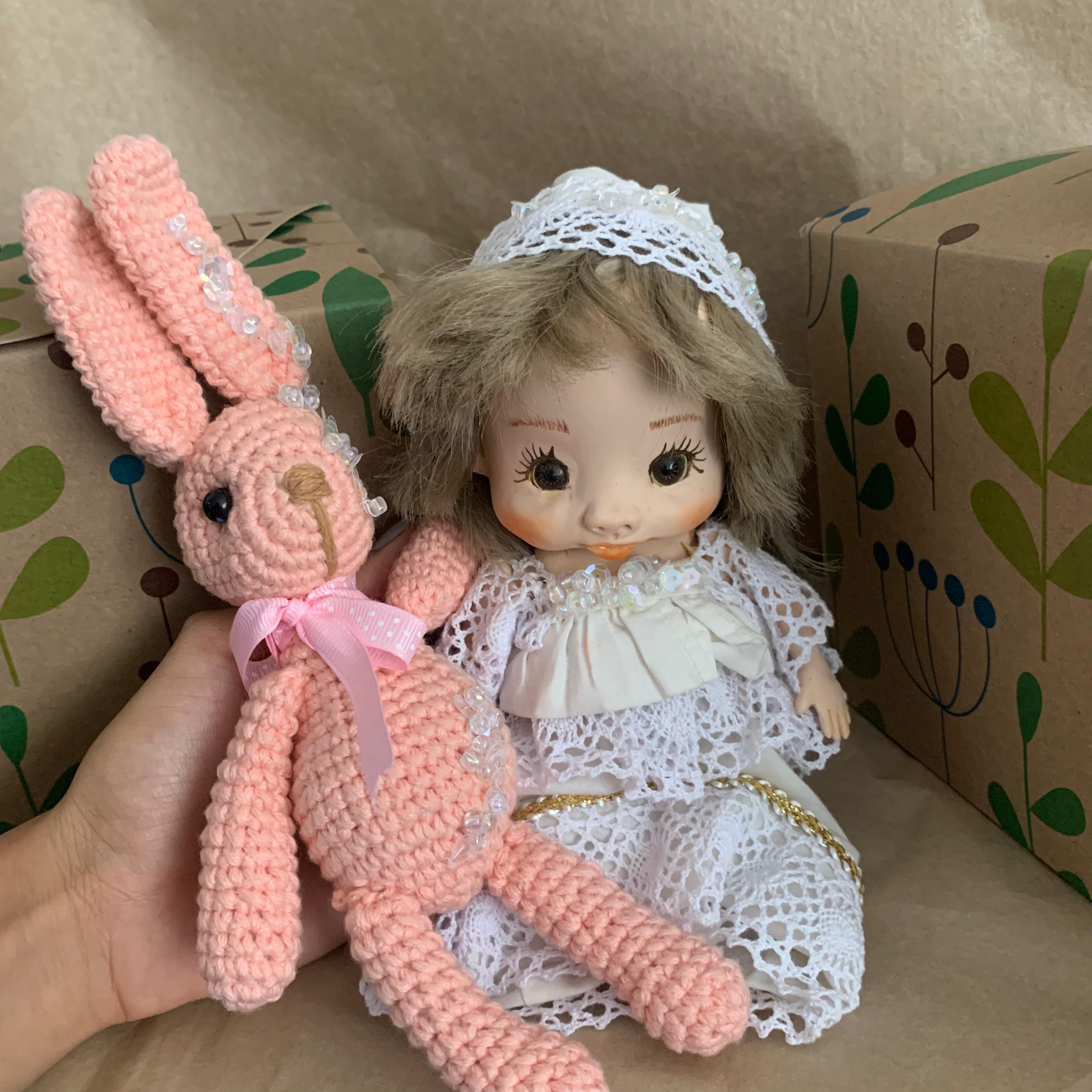 Bebe de pasta flexible con cuerpo de tela con mordedera de conejo